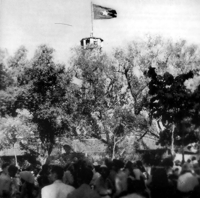 Ít người biết rằng, người Pháp sau lễ cuốn cờ đã phá bỏ trụ cắm của Cột cờ Hà Nội, nơi diễn ra lễ chào cờ lịch sử trong ngày giải phóng Thủ đô.